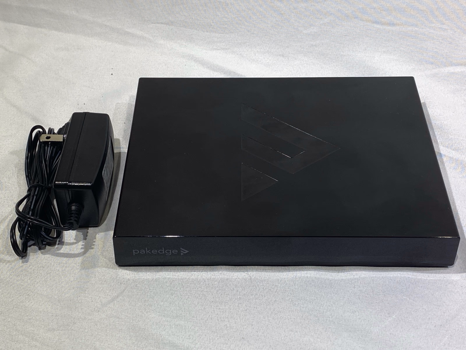 Pakedge WR-1 802.11ac Dual-Band Wireless Router - Primary View