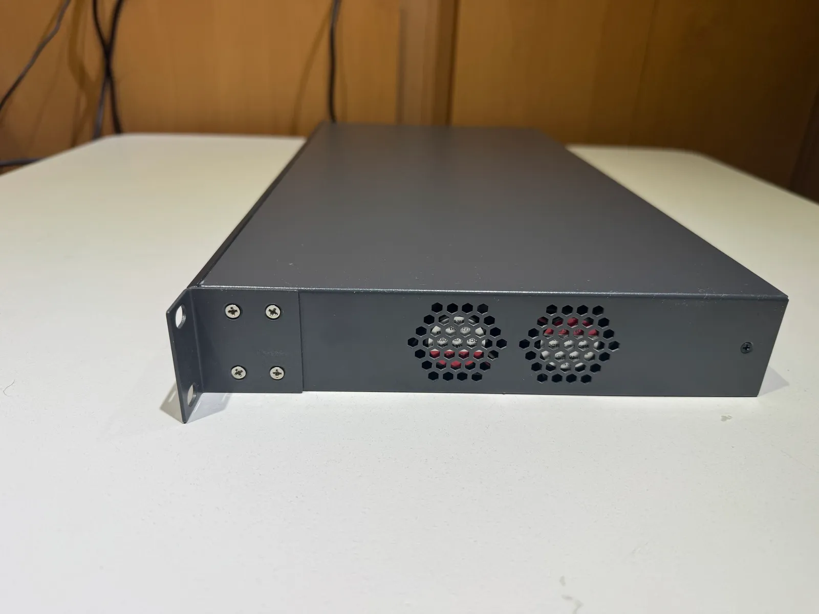 TP-Link JetStream 24-Port Gigabit Smart PoE+ Switch (T1600G-28PS / T1600G-S28) - Gallery Image 3