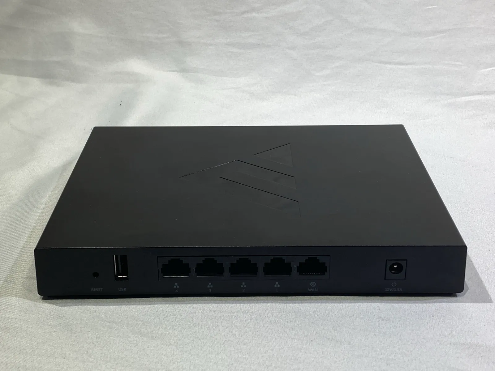 Pakedge WR-1 802.11ac Dual-Band Wireless Router - Gallery Image 2