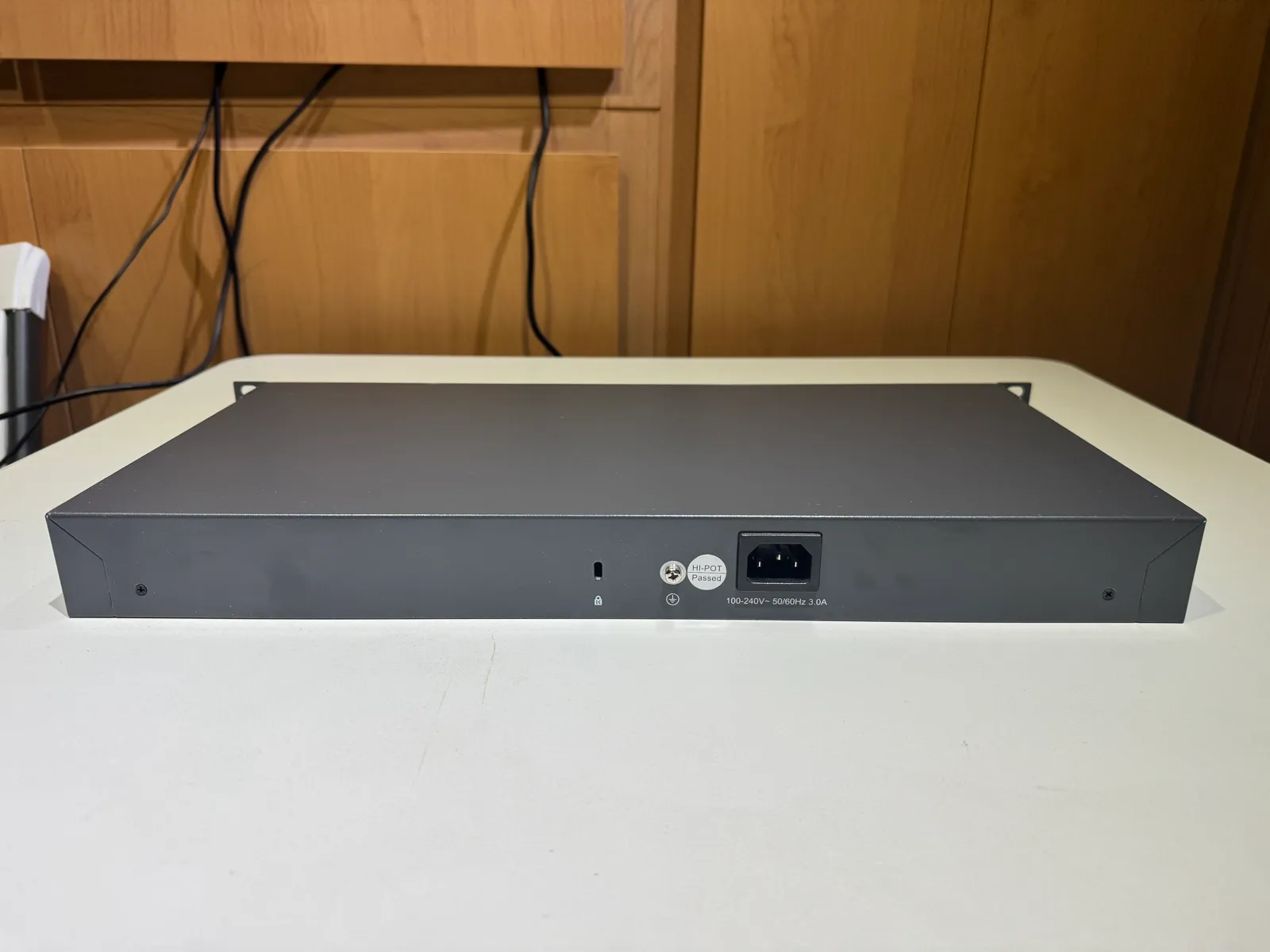 TP-Link JetStream 24-Port Gigabit Smart PoE+ Switch (T1600G-28PS / T1600G-S28) - Gallery Image 4