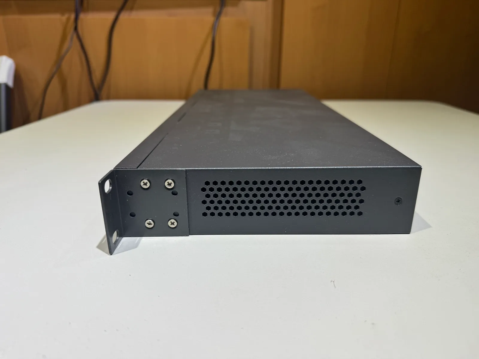 TP-Link 24-Port Gigabit Ethernet Unmanaged Switch (TL-SG1024) - Gallery Image 5