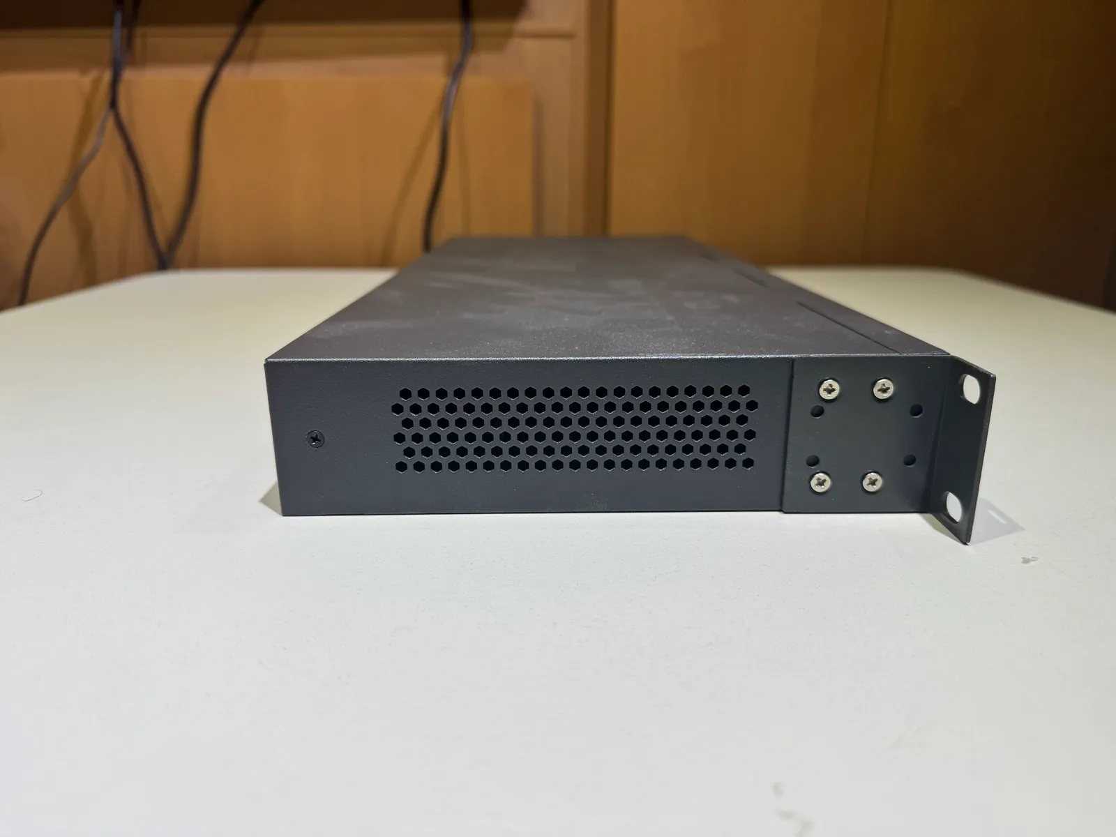 TP-Link 24-Port Gigabit Ethernet Unmanaged Switch (TL-SG1024) - Gallery Image 6