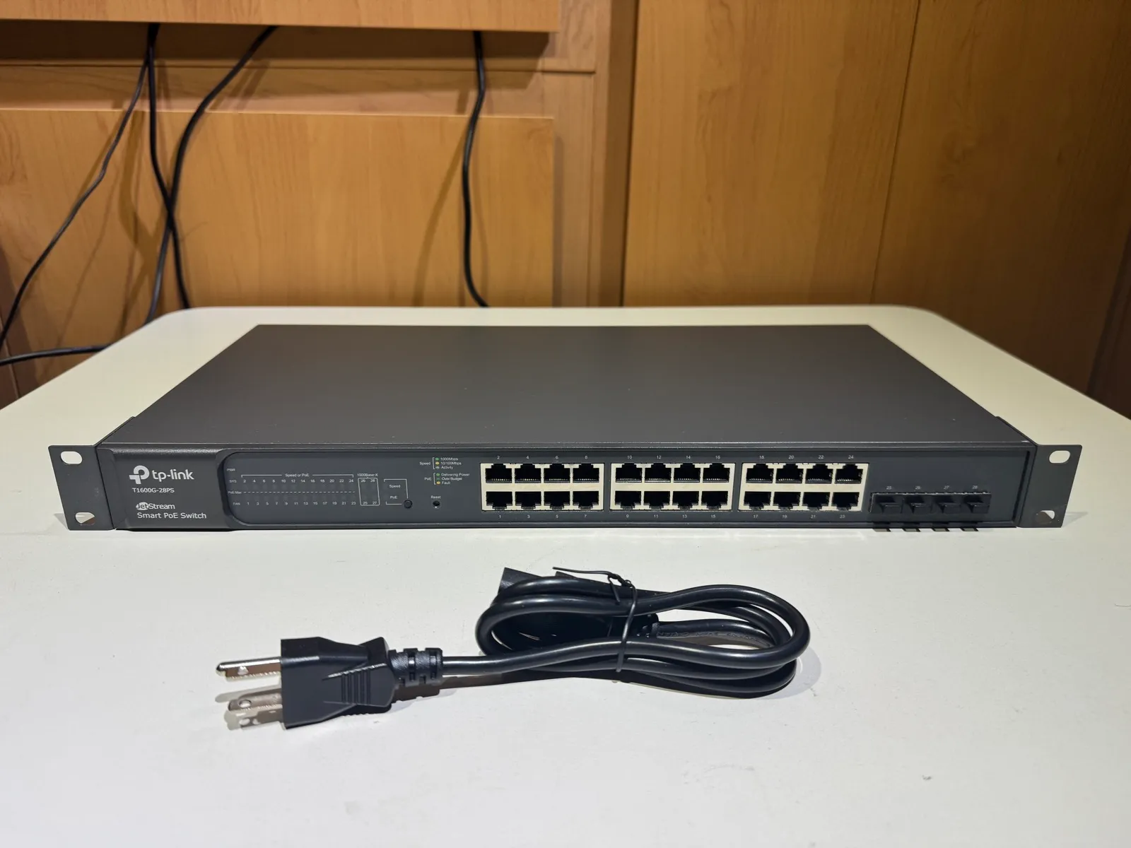 TP-Link JetStream 24-Port Gigabit Smart PoE+ Switch (T1600G-28PS / T1600G-S28) - Gallery Image 1